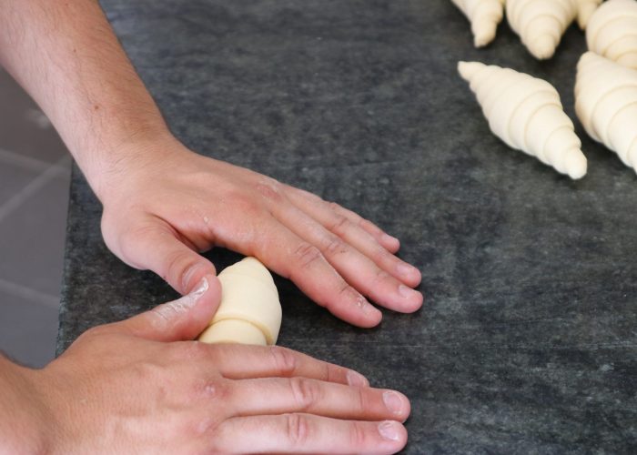 Préparation de nos croissants à la main dans l'atelier de boulangerie de la Baguettine de Gruissan, à Gruissan