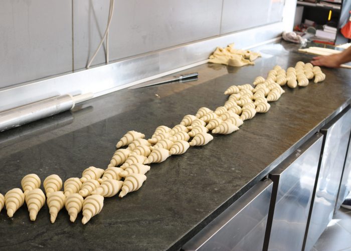 Préparation de nos croissants à la main dans l'atelier de boulangerie de la Baguettine de Gruissan, à Gruissan