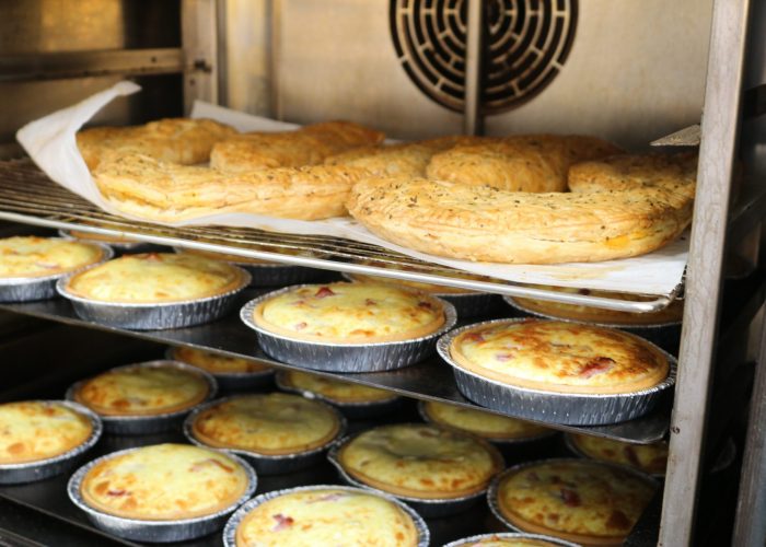 Cuisson de nos quiches dans l'atelier de boulangerie de Gruissan