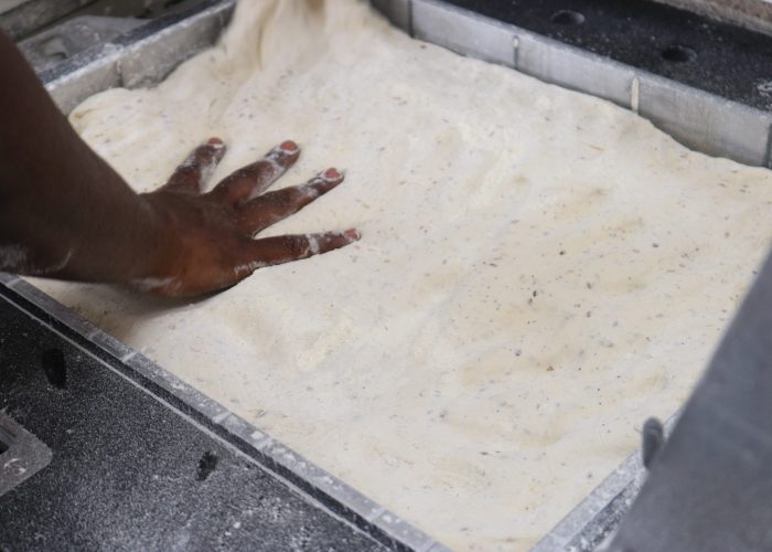 Préparation de nos baguettes dans l'atelier de boulangerie de la Baguettine de Gruissan, à Gruissan