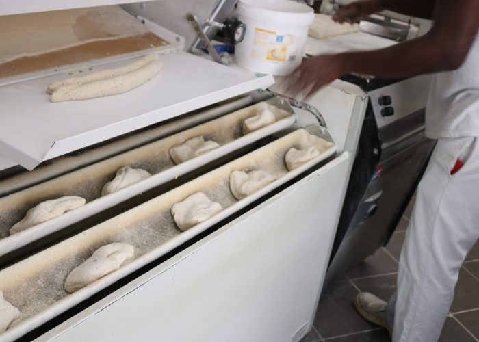 Découpe des pâtons de nos baguettes dans l'atelier de boulangerie de la Baguettine de Gruissan, à Gruissan