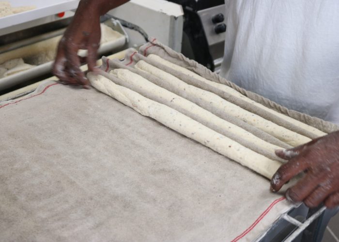 Préparation de nos baguettes dans l'atelier de boulangerie de la Baguettine de Gruissan, à Gruissan