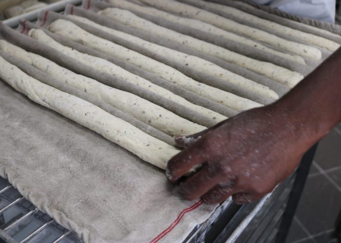 Préparation de nos baguettes dans l'atelier de boulangerie de la Baguettine de Gruissan, à Gruissan