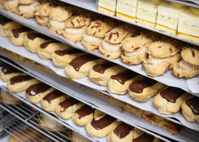 Photo de nos plaques de pâtisseries faites-maison dans l'atelier de pâtisserie de la Baguettine du port à Gruissan