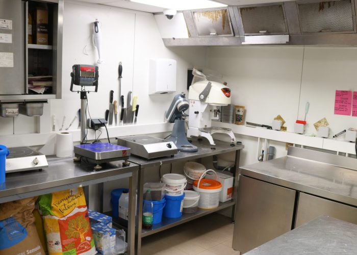 Outils de l'atelier de pâtisserie de la Baguettine du port à Gruissan