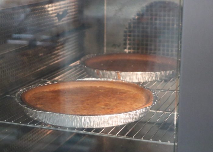 Cuisson de nos tartes dans l'atelier de pâtisserie de la Baguettine du port à Gruissan
