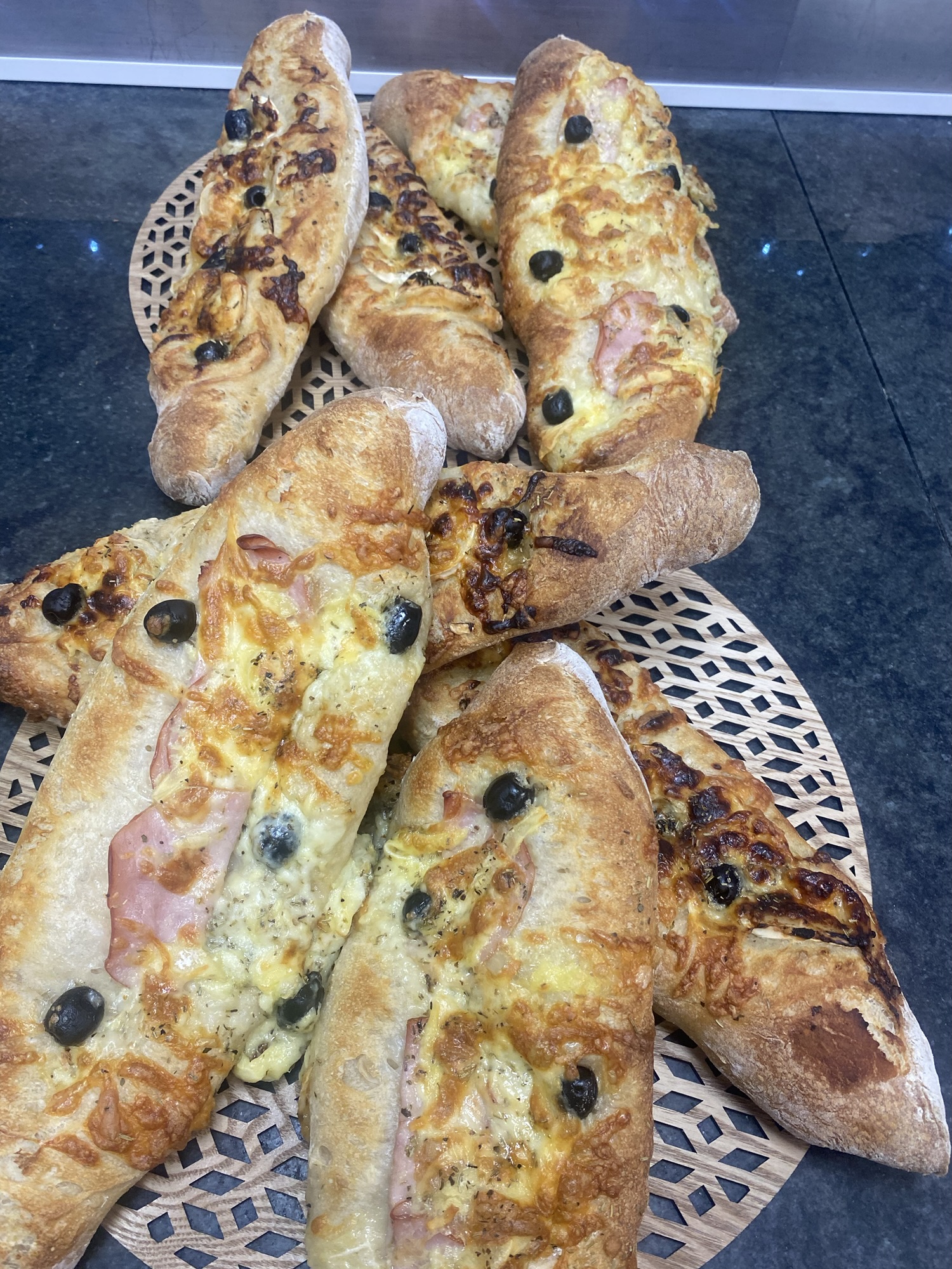 Aujourd’hui baguette tradition chèvre miel mozzarella et baguette tradition reblochon bacon et mozzarella