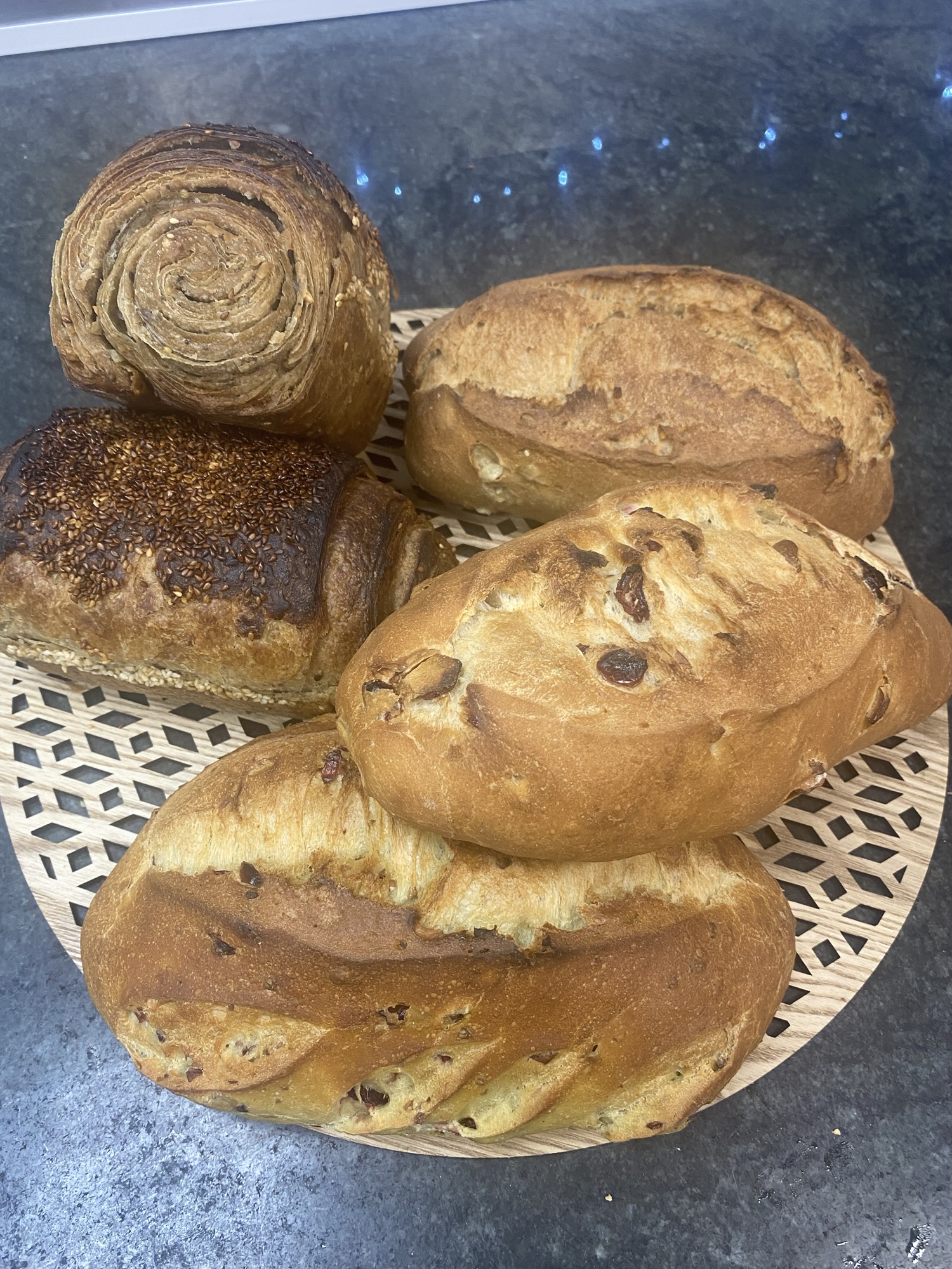 Nos pains de Noël: pistache cranberry, noix de cajou, seigle oranges citrons,figues et pavés Ephyra feuilleté au beurre