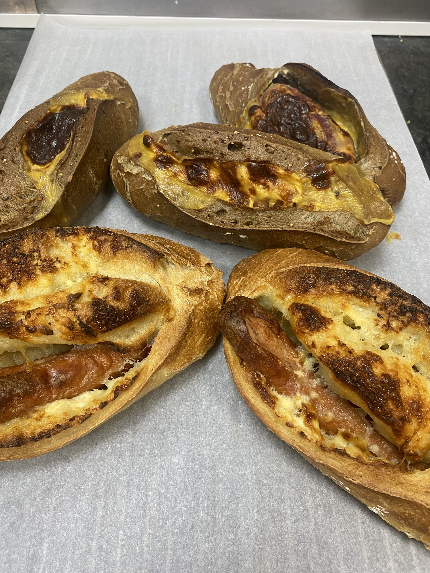 Nouveauté : Pain spéciaux cheddars,jambon et crème fraîche et pain saucisse crème fraîche