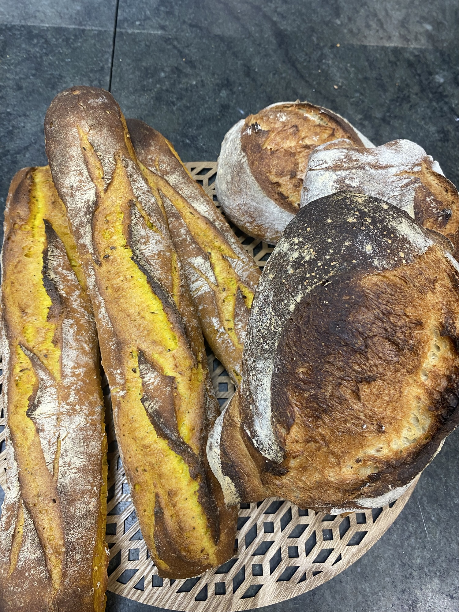 Baguette curcuma et coriandre. Offre du week-end une pizza achetée a 14€ et une Margarita offerte