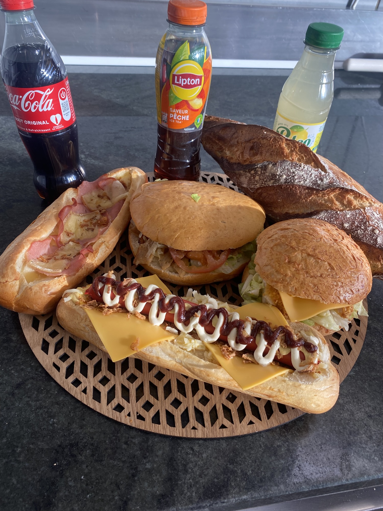 Découvrez notre gamme de snaking pour satisfaire vos papilles : Kebab,burger poulet Pané, hotdog bacon raclette et le fameux Hotdog saucisse ☺️