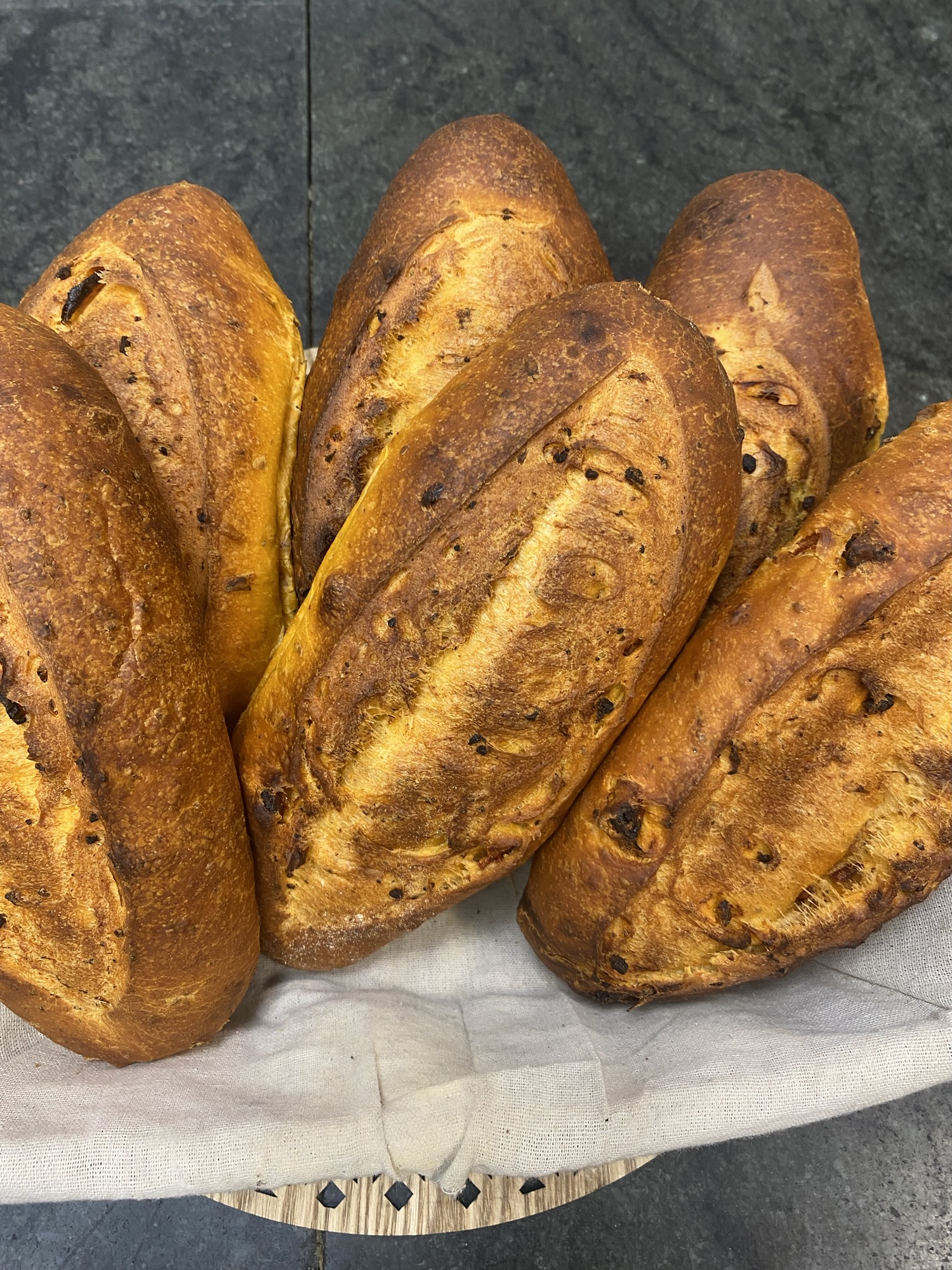 Pains spéciaux: chorizo, tomates séchées, huile d’olive.