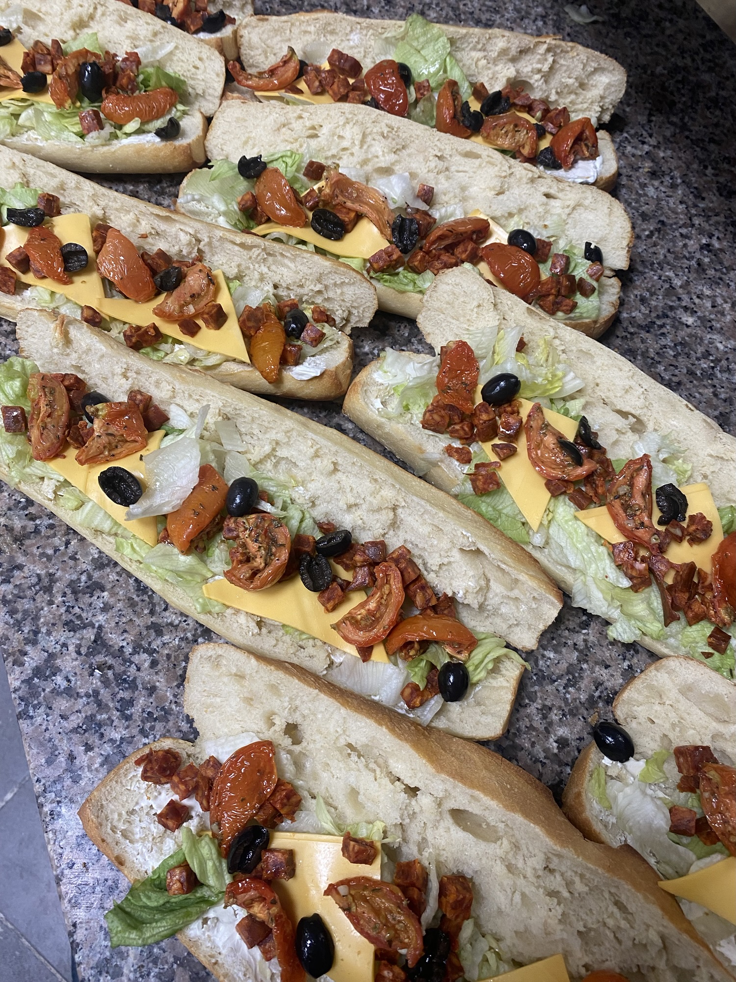 Sandwich tomates confits.olive noir.chorizo.salade.