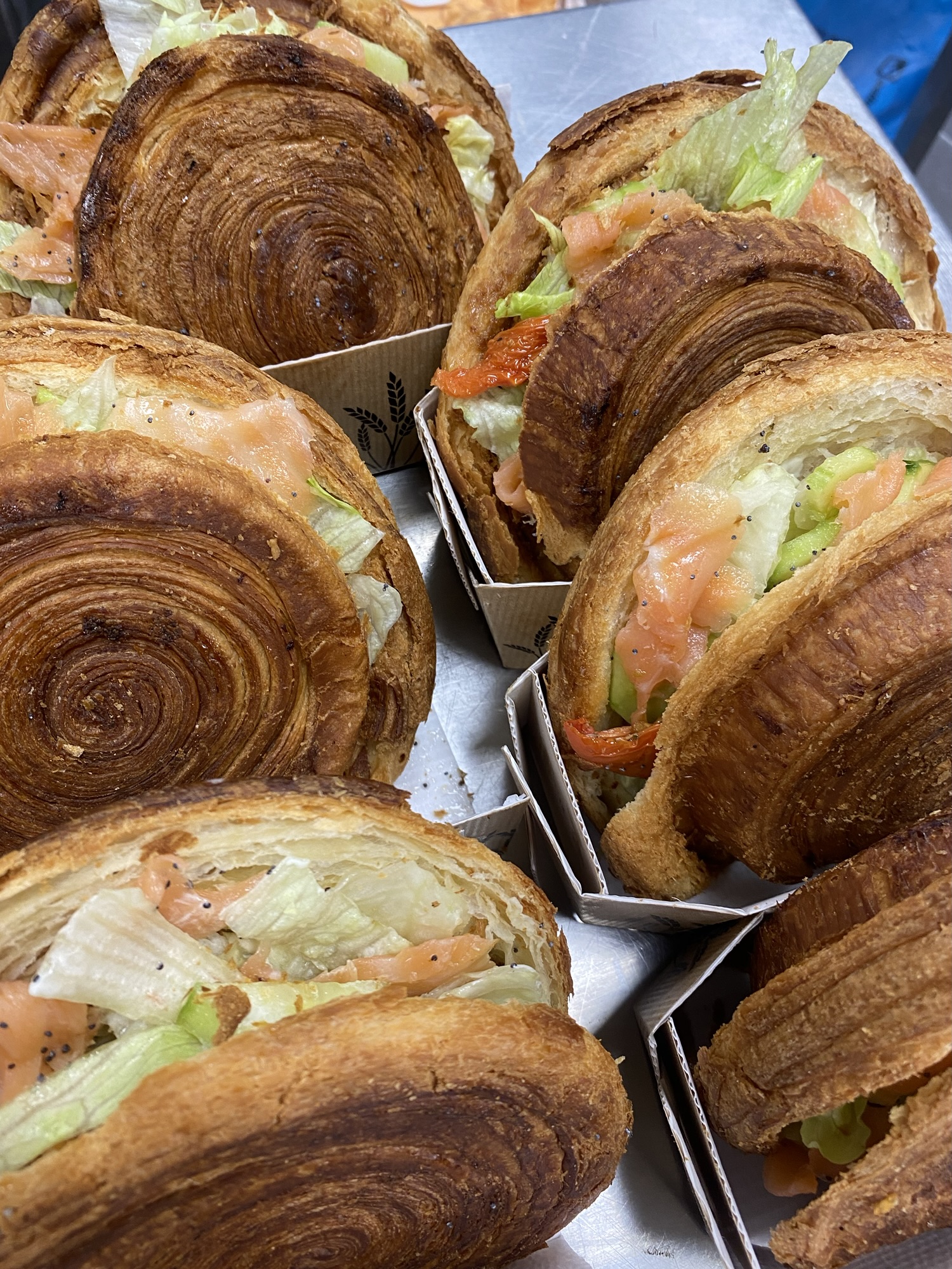 Rolls Saumon,concombre,tomates confits et graine de pavot