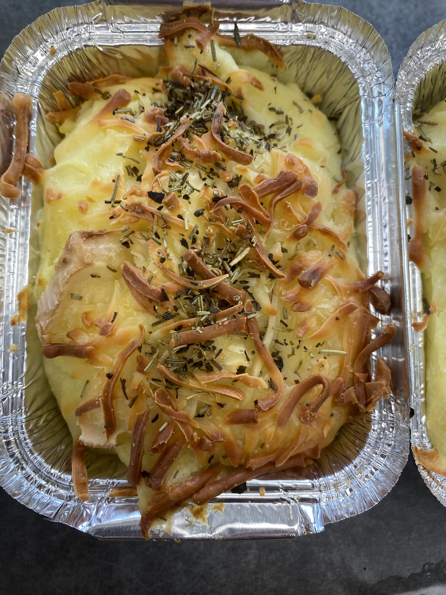 Gratin de purée et fromage râpé . Crème fraîche.oeufs